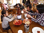 農作業の後のおやつタイム！チョコレートファウンテンはお子様に大人気。